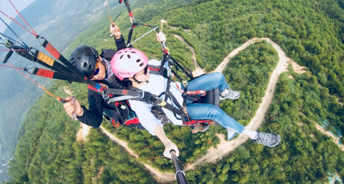 长泰滑翔伞基地吸引游客前来游玩体验